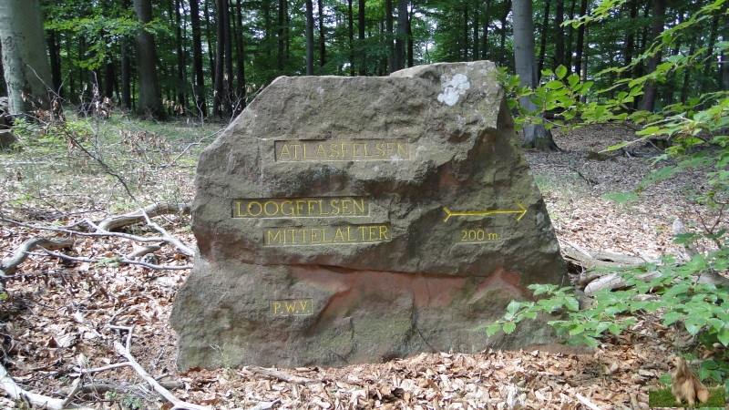 Ritterstein Nr. 296-2 Atlasfelsen - Loogfelsen - Mittelalter - 200 m.JPG - Ritterstein Nr.296 Atlasfelsen - Loogfelsen - Mittelalter - 200 m